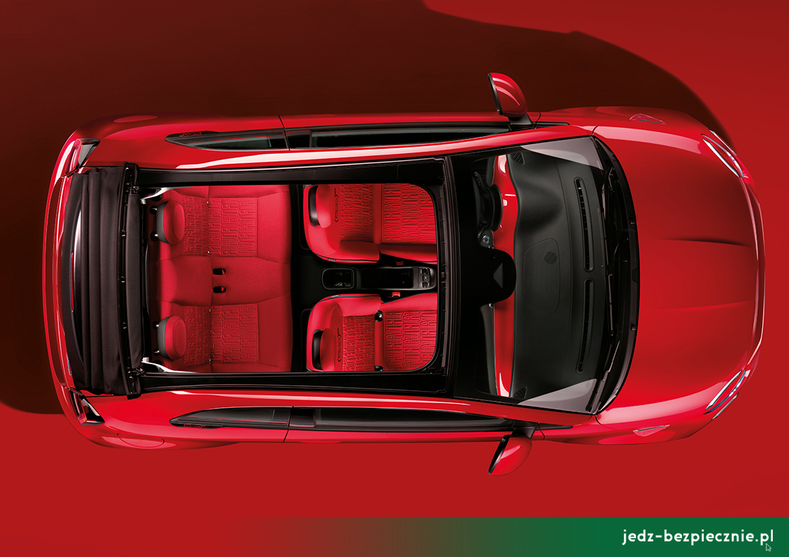 Premiera tygodnia - Rodzina Fiatów 500 RED - widok wnętrza przez otwarty dach Nowy Fiat 500C RED